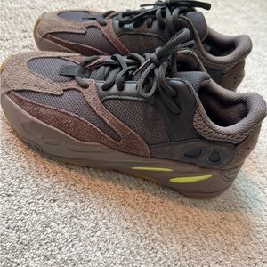 Men's Yeezy 700 size 6.5 Women’s size 8